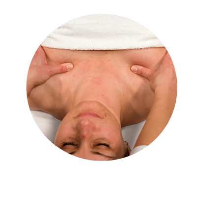 Une photo d’une femme allongée sur une table de massage avec les mains d’une thérapeute qui lui font un soin énergétique de libération de la mémoire cellulaire et transgénérationnelle