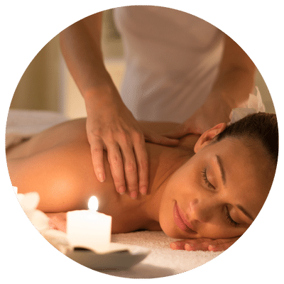 Une personne reçoit un massage relaxant du corps avec des mains qui lui appliquent de l’huile de massage sur la peau.